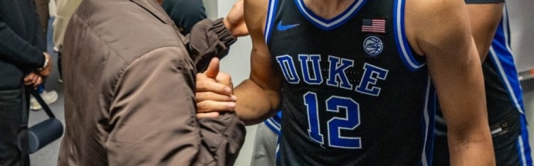 kaiyun-库里父子探访杜克男篮更衣室！斯蒂芬与热门秀卡梅隆·布泽尔同框
