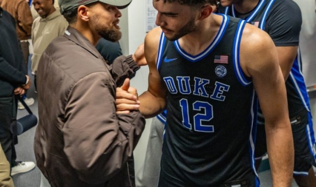kaiyun-库里父子探访杜克男篮更衣室！斯蒂芬与热门秀卡梅隆·布泽尔同框